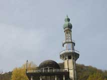 Il minareto nel cielo azzurro